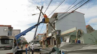 Điện lực Quảng Bình đang khắc phục để cấp điện sớm nhất cho TP Đồng Hới khi có thể. Hiện có 50 thợ điện của Quảng Ngãi, Quảng Nam, Quảng Trị ra chi viện cho điện lực Quảng Bình khắc phục các sự cố.