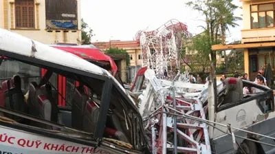 Tháp ăng ten của VOV ở Đồng Hới, Quảng Bình bị gãy đổ gây chết 2 người, 2 xe ô tô ở bến xe Đồng Hới bẹp dúm hiện chưa thể khắc phục được hậu quả.