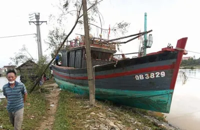 1 tàu cá của huyện Quảng Trạch bị đánh lên bờ đê xã Quảng Phúc. Địa bàn này bước đầu thống kê có hơn 50 tàu cá bị bão đánh chìm, hàng chục tàu khác bị bão kéo lên bờ.