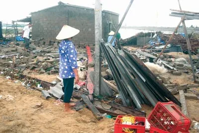 Nhiều nhà cửa, hàng quán ở khu vực ven biển xã Cẩm Nhượng, huyện Cẩm Xuyên, tỉnh Hà Tĩnh bị bão tàn phá.