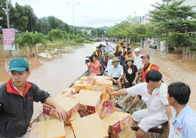 Đi cứu trợ bà con bị lũ lụt tại huyện Hướng Hóa, tỉnh Quảng Trị.