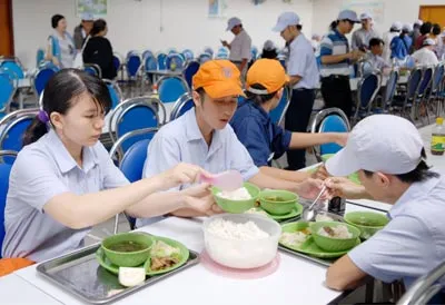 Vượt khó cùng công nhân