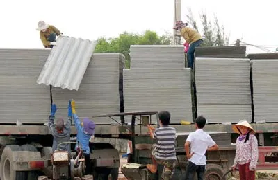 Xe chở tấm lợp bán cho người dân vùng bão dọc quốc lộ 1A (Quảng Bình) với giá cắt cổ. Ảnh: Minh Phong