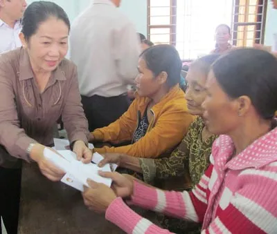 Mưa lũ miền Trung: Nhiều tuyến đường còn bị chia cắt