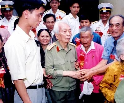 Đại tướng Võ Nguyên Giáp gặp gỡ bà con ở Bản Giốc (Cao Bằng) khi về thăm lại căn cứ địa cách mạng năm 1994.