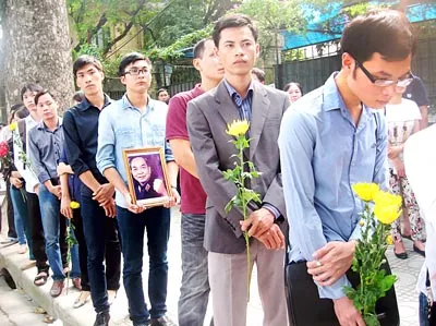 Nhiều bạn trẻ mang theo hoa và ảnh của Đại tướng tới lễ viếng. Hàng ngàn người dân đến viếng Đại tướng Võ Nguyên Giáp tại nhà riêng ở 30 Hồng Diệu, quận Ba Đình, Hà Nội trong ngày 6-10. Thông tin liên quan >> Võ Nguyên Giáp - Một hiện tượng chưa từng có! >> Thế giới nghiêng mình tiễn biệt Đại tướng Võ Nguyên Giáp >> Trung tướng Đồng Sỹ Nguyên: Đại tướng là vị tổng tư lệnh chưa từng có trên thế giới