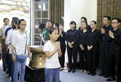 Người dân Hà Nội đến viếng Đại tướng Võ Nguyên Giáp. Ảnh: LÃ ANH