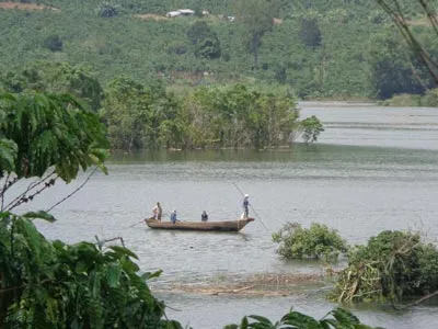 Người dân dùng xuồng đi vớt vát tài sản bị cuốn trôi.
