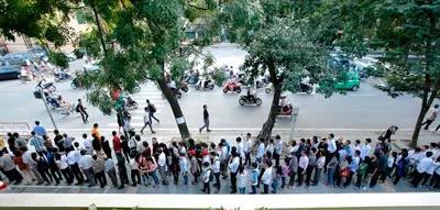 Dòng người đến viếng Đại tướng ngày càng dài thêm. Ảnh: Lã Anh