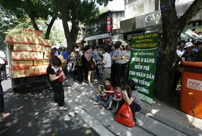 Nhiều điểm phát bánh và nước cho người dân.