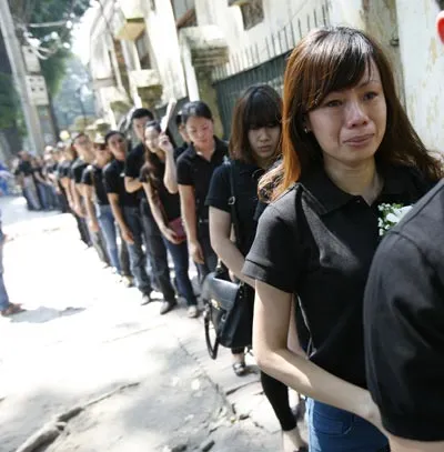 Nhiều người không giấu được cảm xúc khi vào viếng.