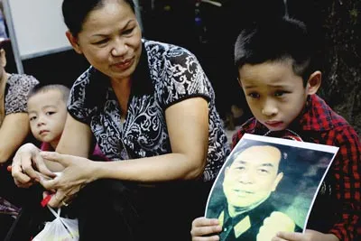 Em Phạm Đức Anh (5 tuổi) cùng bà ở quận Long Biên đi viếng Đại tướng.