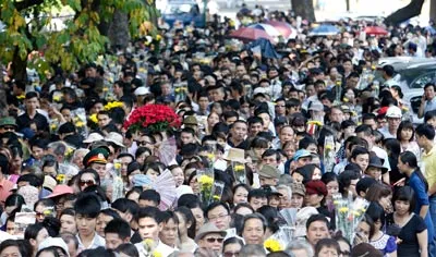 Ngập tràn hoa, nước mắt trên phố Hoàng Diệu