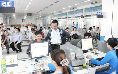 Ngày đầu bán vé tàu Tết Giáp Ngọ 2014: Mua nhanh, không chen lấn