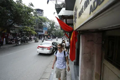 Các công sở, nhà dân ở Hà Nội treo cờ rủ từ trưa ngày 11-10