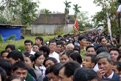 Dòng người dài dằng dặc chờ vào viếng Đại tướng Võ Nguyên Giáp tại quê nhà Lệ Thủy, Quảng Bình. Ảnh: Nguyên Khôi