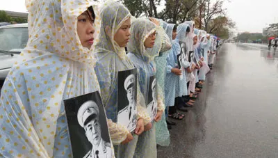 Hàng chục ngàn người xếp hàng dài chờ viếng Đại tướng Võ Nguyên Giáp tại quê nhà ảnh 2