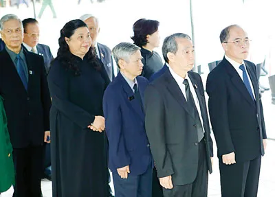 Các đoàn đại biểu: Ban chấp hành Trung ương Đảng, Nhà nước, Chính phủ, Quốc hội đến viếng Đại tướng Võ Nguyên Giáp.