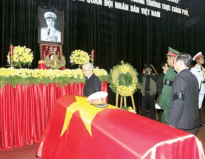 Đông đảo các tầng lớp nhân dân, cán bộ dự lễ viếng Đại tướng Võ Nguyên Giáp