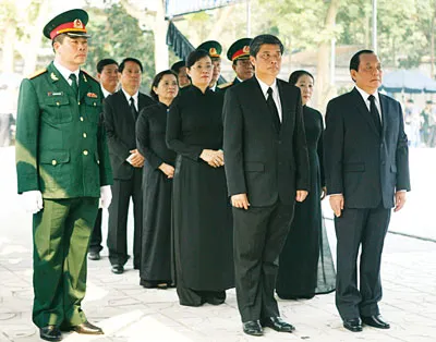 Đoàn đại biểu Thành ủy, HĐND, UBND, UBMTTQVN TPHCM đến viếng Đại tướng Võ Nguyên Giáp.