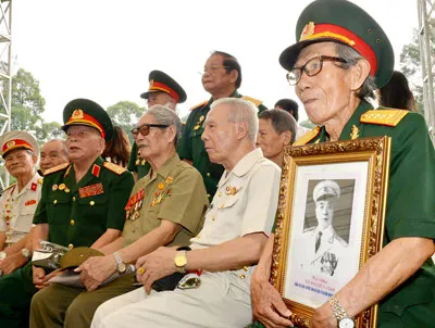 Các cựu chiến binh chờ vào viếng Đại tướng Võ Nguyên Giáp tại Hội trường Thống Nhất, TPHCM. Ảnh: VIỆT DŨNG