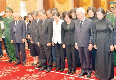 Các đồng chí lãnh đạo TPHCM viếng Đại tướng Võ Nguyên Giáp tại Hội trường Thống Nhất, TPHCM. Ảnh: VIỆT DŨNG