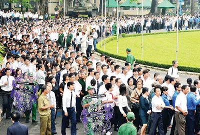 Đông đảo các tầng lớp nhân dân đến viếng Đại tướng Võ Nguyên Giáp tại Hội trường Thống Nhất, TPHCM.