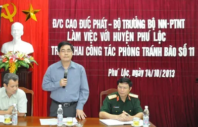 Bộ trưởng Bộ Nông nghiệp và Phát triển Nông thôn Cao Đức Phát chỉ đạo công tác đối phó với bão số 11 tại huyện Phú Lộc, tỉnh Thừa Thiên – Huế. Ảnh: Văn Thắng