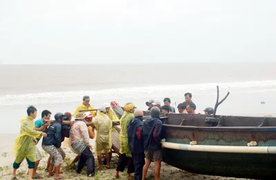Ngư dân Quảng Trị đang đưa tàu thuyền vào bờ tránh bão. Ảnh: Văn Nhân