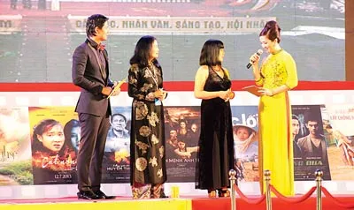 NSND Trà Giang và NSND Lan Hương (giữa) giao lưu cùng khán giả tại Liên hoan phim Việt Nam lần thứ 18. Ảnh: Nguyễn Trung