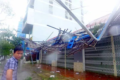 Bão số 11 cuốn sập nhà dân tại quận Sơn Trà, TP Đà Nẵng. Ảnh: NGUYÊN KHÔI