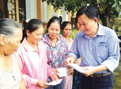 Ông Nguyễn Thanh Tú – Chủ tịch Công đoàn Vinamilk đến thăm và tặng quà trực tiếp cho người dân nghèo, bị thiệt hại do bão lũ tại Quảng Bình