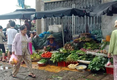 Sáng 16-10, tại chợ Hàn, giá các loại rau xanh tăng chóng mặt. Ảnh: Nguyễn Hùng