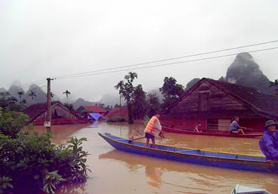 Miền Trung hứng chịu lũ lớn