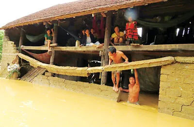 Vỡ đập, lũ quét làm vỡ tường nhà dân ở xã Phúc Trạch, huyện Bố Trạch, Quảng Bình.