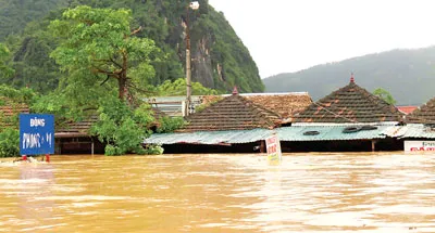 Chợ Sơn Trạch, Bố Trạch, Quảng Bình ngập nặng. Ảnh: MINH PHONG