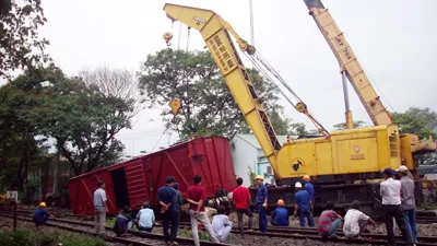 Toa tàu lật khỏi đường ray