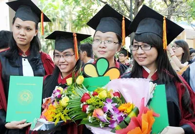 Sinh viên Trường Đại học Khoa học Tự nhiên TPHCM vui mừng nhận bằng tốt nghiệp năm 2013. Ảnh: MAI HẢI