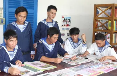 …và xem báo. Với họ, Báo SGGP là món ăn tinh thần không thể thiếu.