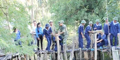 Xây sửa cầu là những hoạt động thường xuyên giúp dân thuận tiện đi lại.