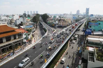 Cầu vượt có hình chữ Y, gồm 2 nhánh: hướng từ đường Ba Tháng Hai đi đường Hồng Bàng và hướng đi thẳng đường Hồng Bàng. Ảnh: Cao Thăng