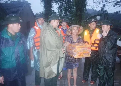 Bộ đội Biên phòng tỉnh Hà Tĩnh và các cơ quan, đoàn thể xã hội đã trực tiếp có mặt tại xã Sơn Kim 2 để cùng giúp bà con