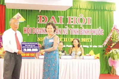 Bà Phạm Thị Mỹ Lệ trao 20 triệu đồng ủng hộ đồng bào miền Trung bị lũ lụt