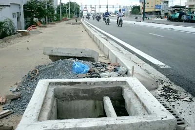 Hố ga không nắp trên đường Phạm Văn Đồng.