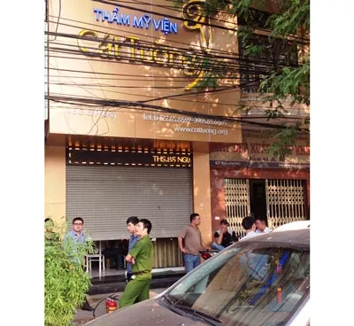 Cơ quan công an đang tiến hành khám nghiệm và dựng lại hiện trường tại Thẩm mỹ viện Cát Tường. Ảnh: Q.Khánh