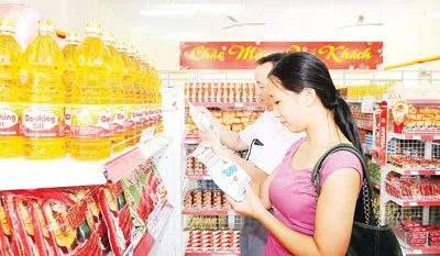 Mua hàng bình ổn giá tại một cửa hàng Vissan Ảnh: CAO MINH