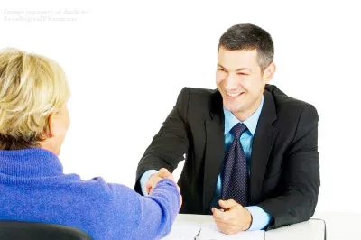 Chỉ những người có trình độ chuyên nghiệp và được Chính phủ Canada cấp bằng Tư vấn Di dân (Regulated Canadian Immigration Consultant - RCIC) mới được cung cấp tư vấn về di dân đến Canada. Công ty chúng tôi được thành lập bởi cá nhân có bằng cấp này