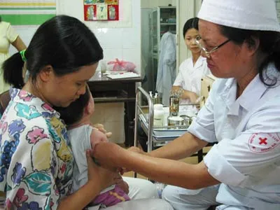 Sau khi tiêm chủng vaccine, trẻ nhỏ cần được theo dõi sức khỏe chặt chẽ.