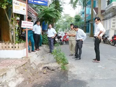 TPHCM: Mặt đường bốc lửa, phát nổ rồi sụp lún