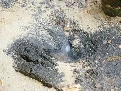 Khói bốc lên từ vị trí sụp lún